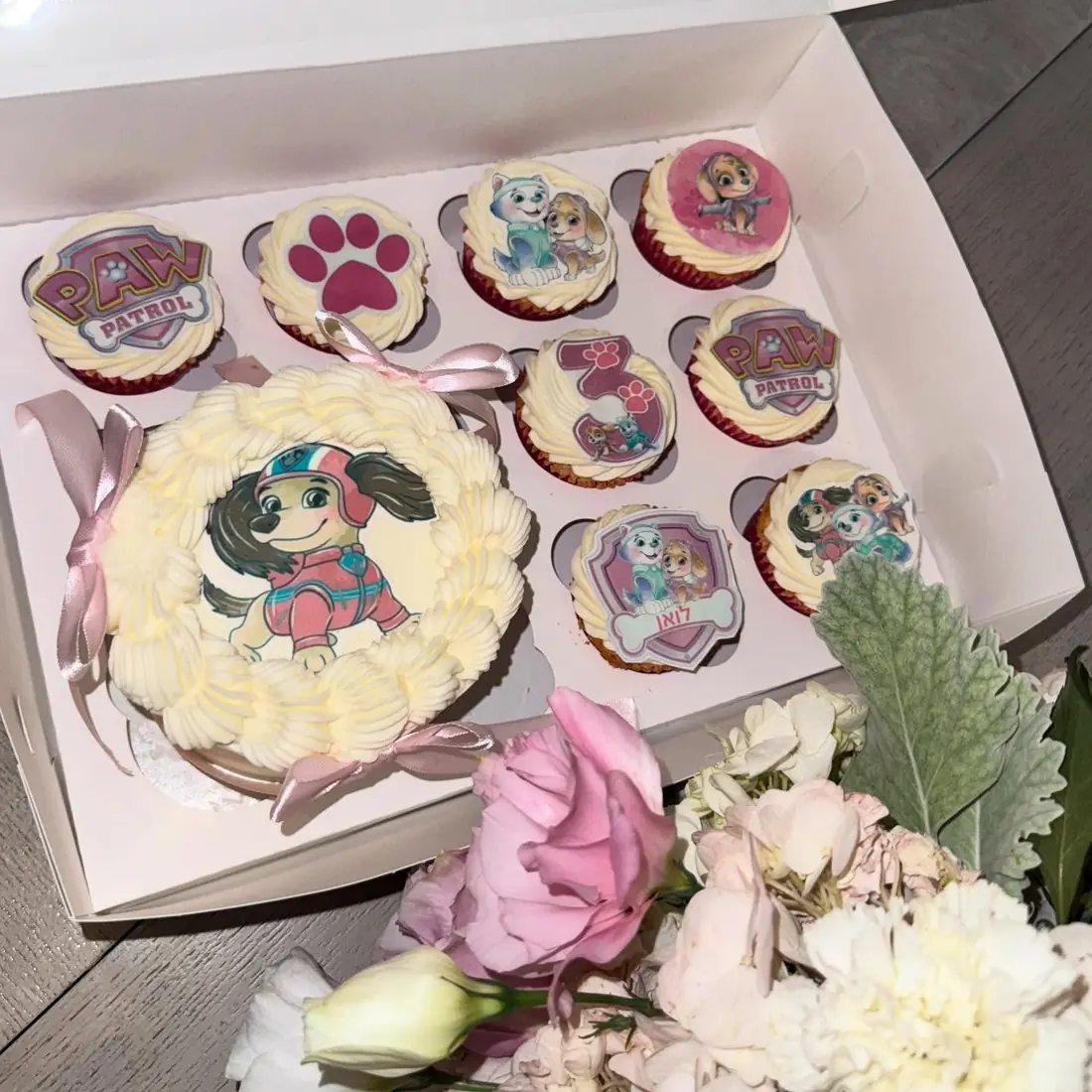 Minnie Mouse themed cupcakes in a gift box